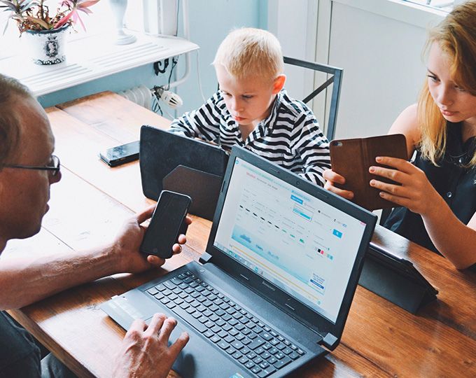 Familie Med Internetbehov Skal Vælge