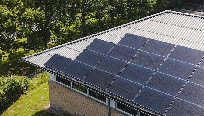 Solceller Forsyner Virksomheden Med Endnu Mere Vedvarende Energi.