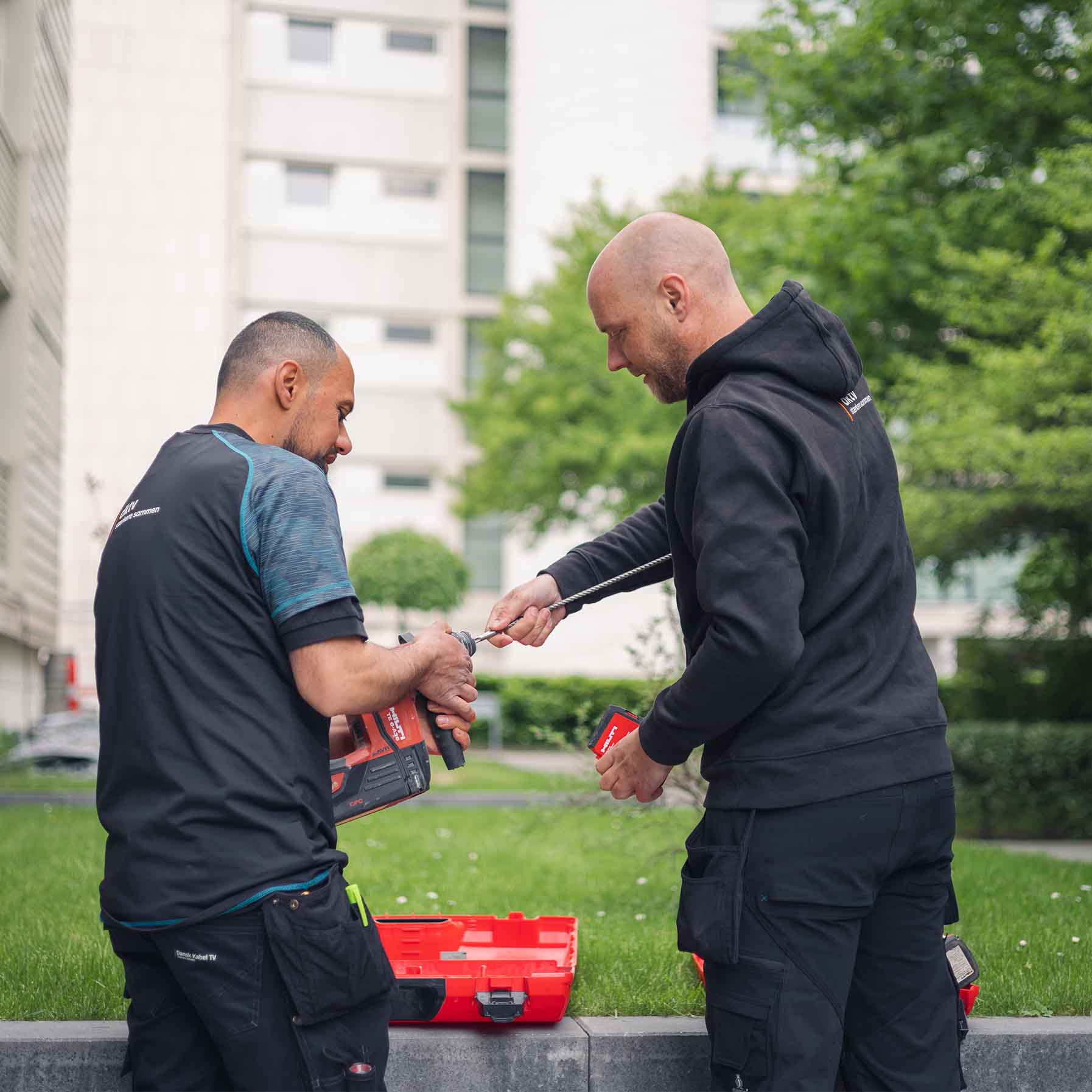 To Dktv Teknikere Med Værktøj I En Forening