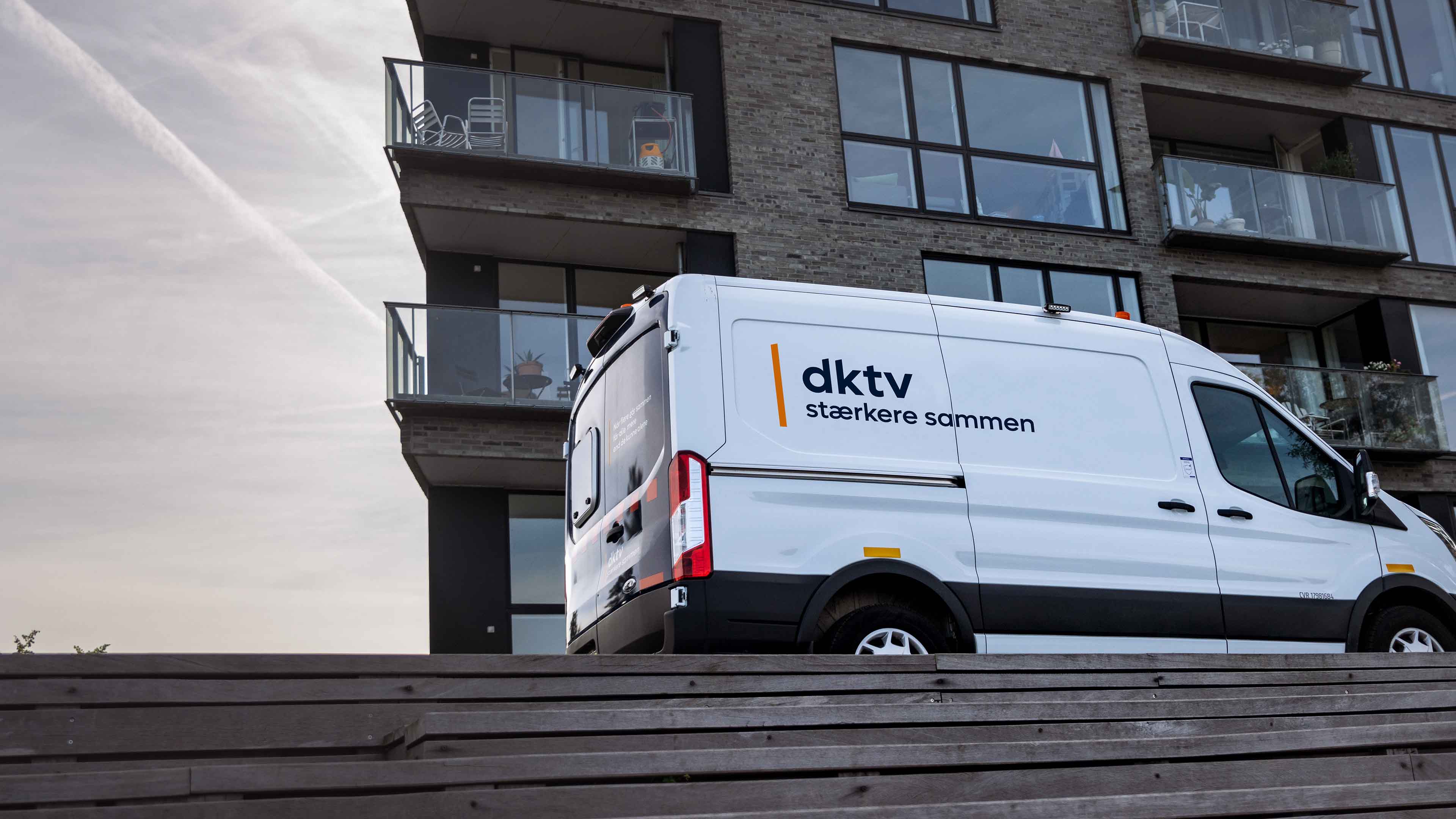 Dktv Teknikerbil Foran Lejligheder I København