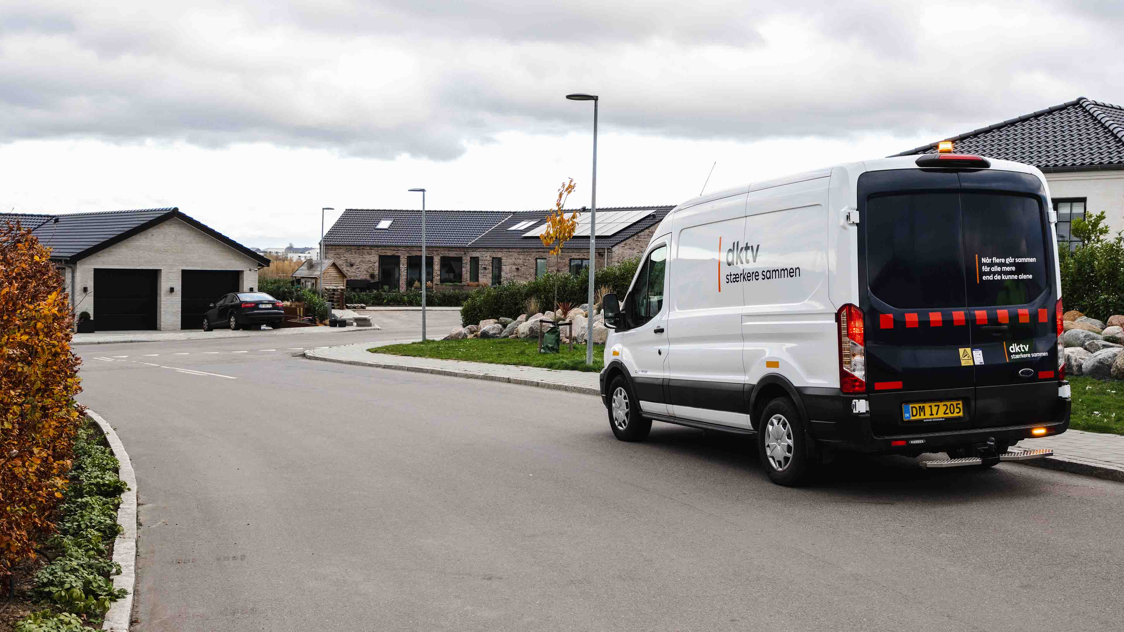Dktv Teknikerbil På Villavej I En Typisk Antenneforening