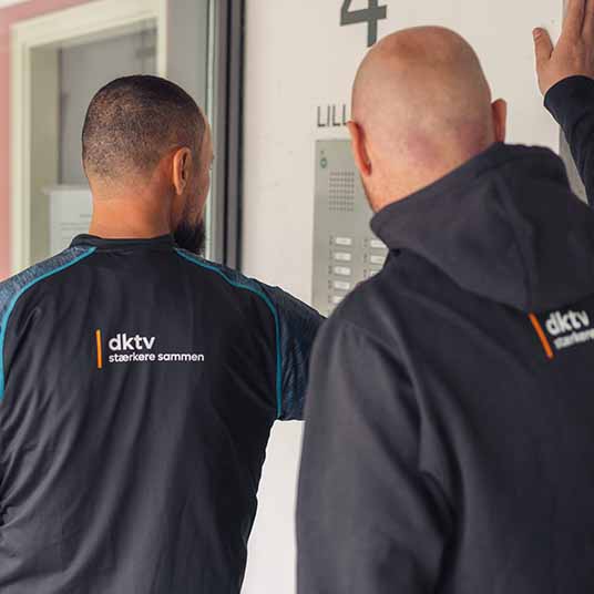 Teknikere I Boligforening Tester Dørtelefon Mobil