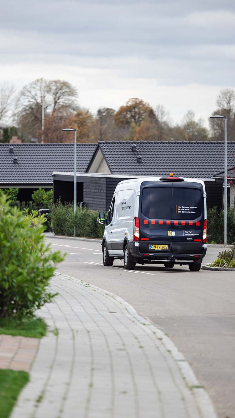 Dktv Teknikerbil På Villavej I En Typisk Antenneforening Mobil