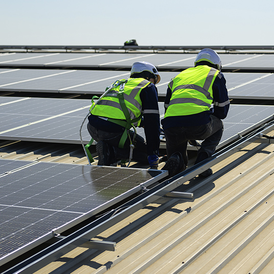 Montering Af Solceller På Tage.