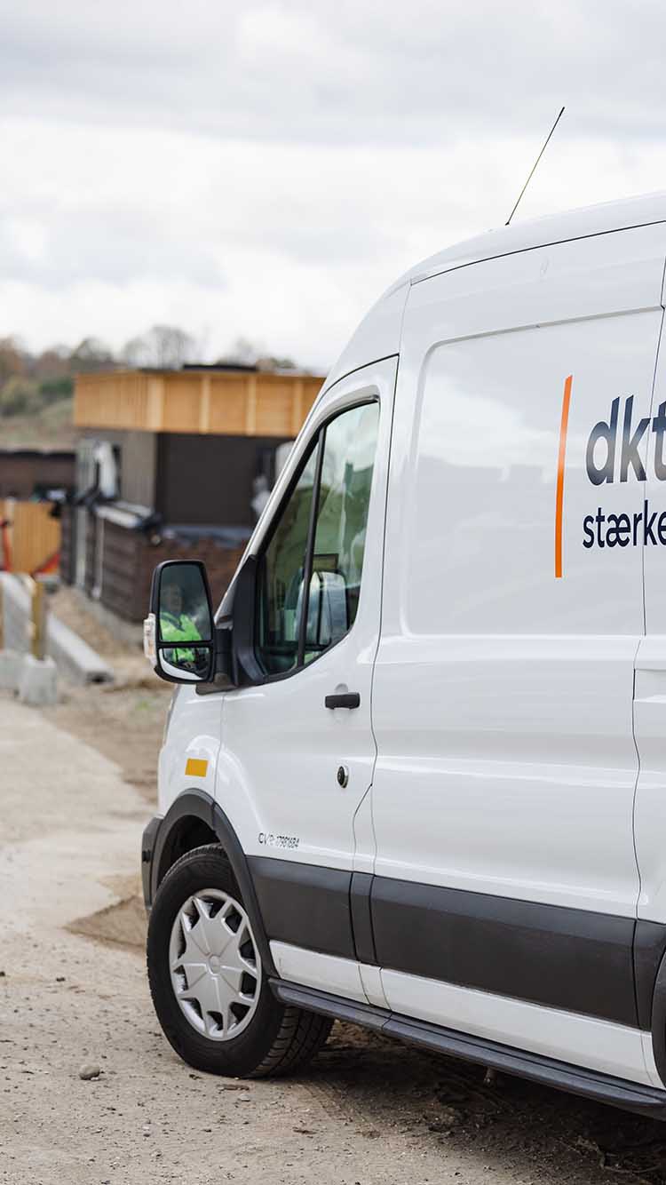 Dktv Bil Foran Byggeplads I Værløse Mobil