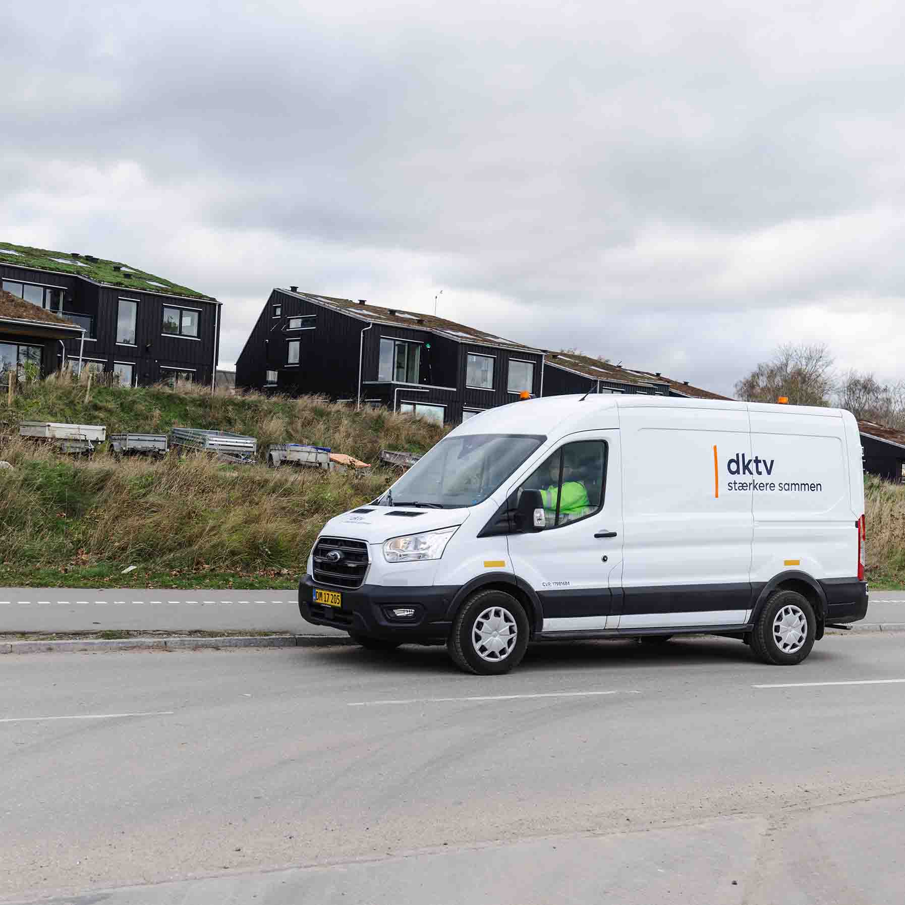 Bil Foran Huse Med Græs På Taget Bubble