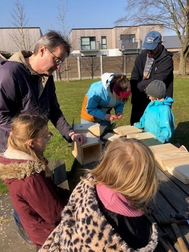 Fuglekassedag i solskin i røde vejrmølle parken