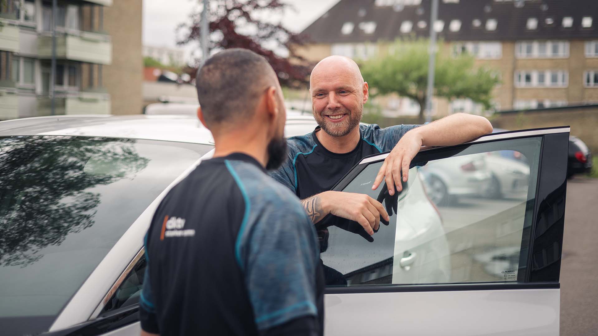 Dkt Teknikere I Boligforening Foran Bil